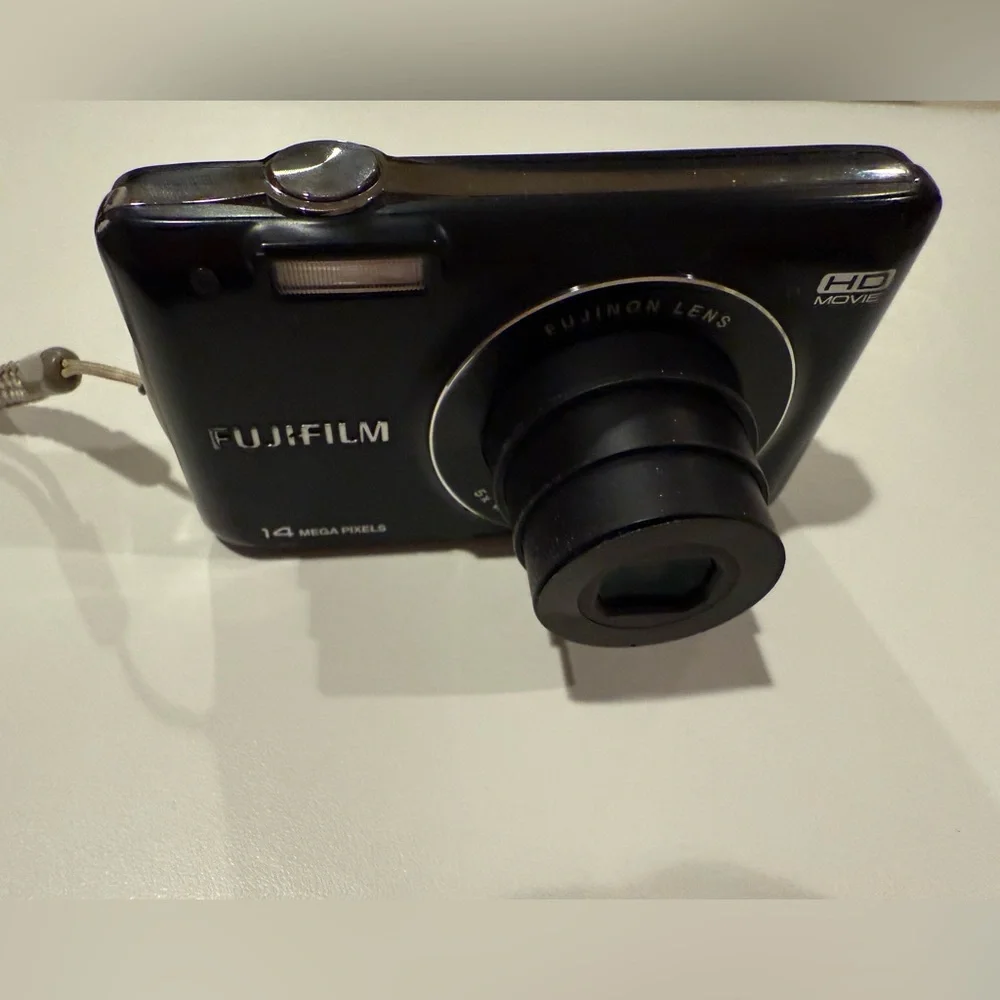 Fujifilm FinePix JX500 Compact Digital Camera 14.0MP with Charging Cord & Case